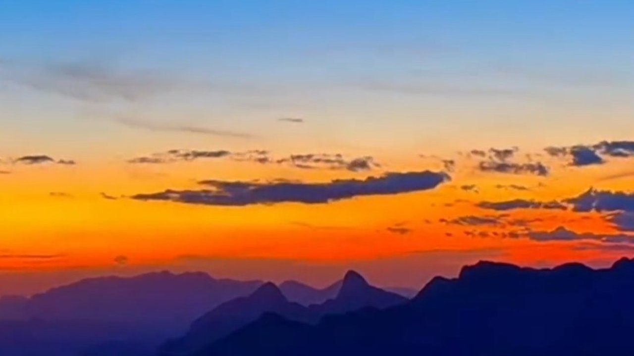 Paisagem deslumbrante do pôr do sol nos Três Picos, Nova Friburgo