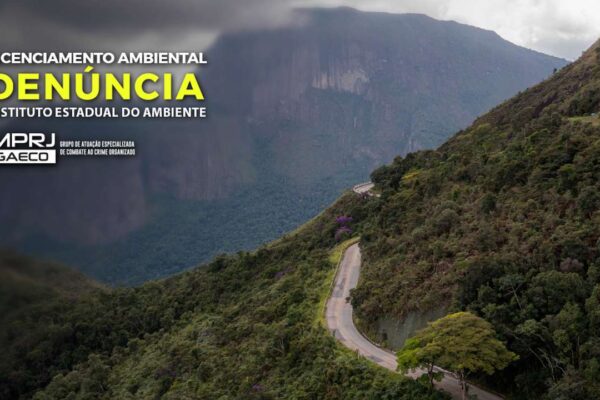 Paisagem montanhosa com estrada e texto sobre denúncia ambiental, INEA e MP-RJ.