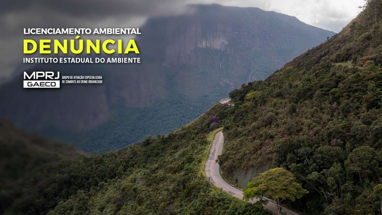 Paisagem montanhosa com estrada e texto sobre denúncia ambiental, INEA e MP-RJ.