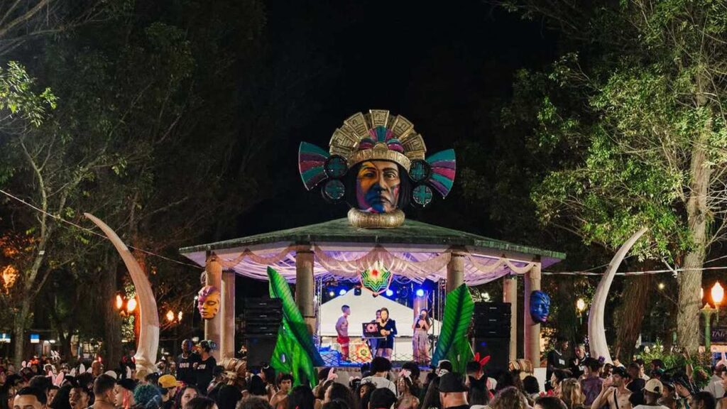 Palco Alternativo em Nova Friburgo com temática 'Alquimia Tropical' no Carnaval.