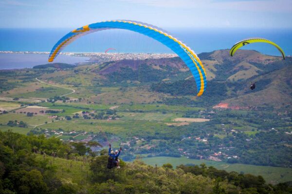 Parapentes sobre paisagem em Saquarema