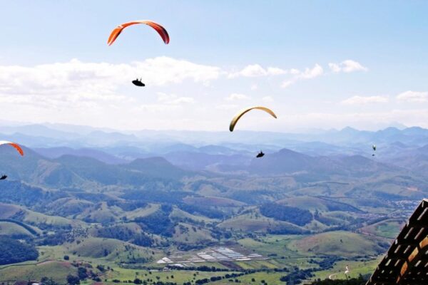 Paraquedistas sobrevoam a região montanhosa de Porciúncula.