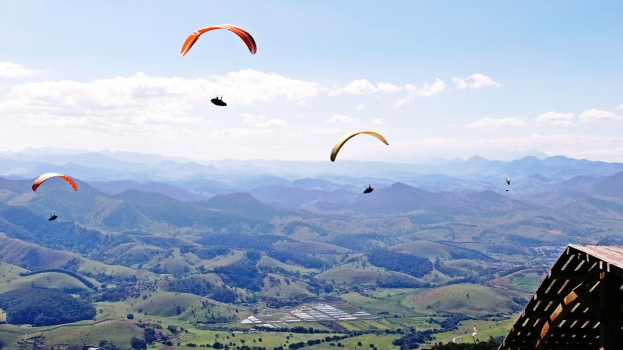 Paraquedistas sobrevoam a região montanhosa de Porciúncula.