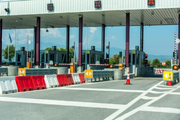 Pedágio da Transolímpica com barreiras e cabines, indicando aumento de tarifa.