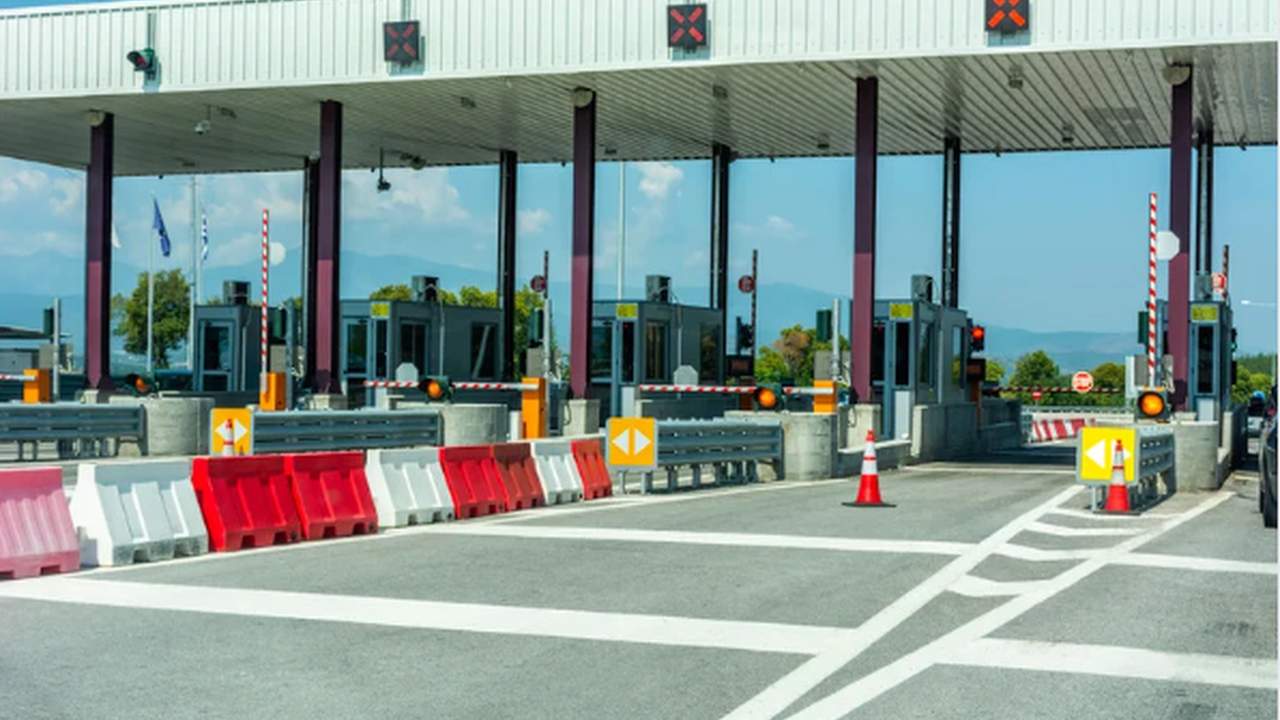 Pedágio da Transolímpica com barreiras e cabines, indicando aumento de tarifa.