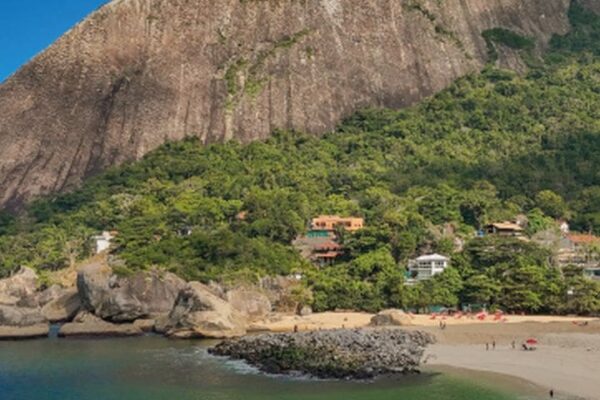 Pedra do Elefante Darwin em Maricá, com vista para a praia e mata nativa.