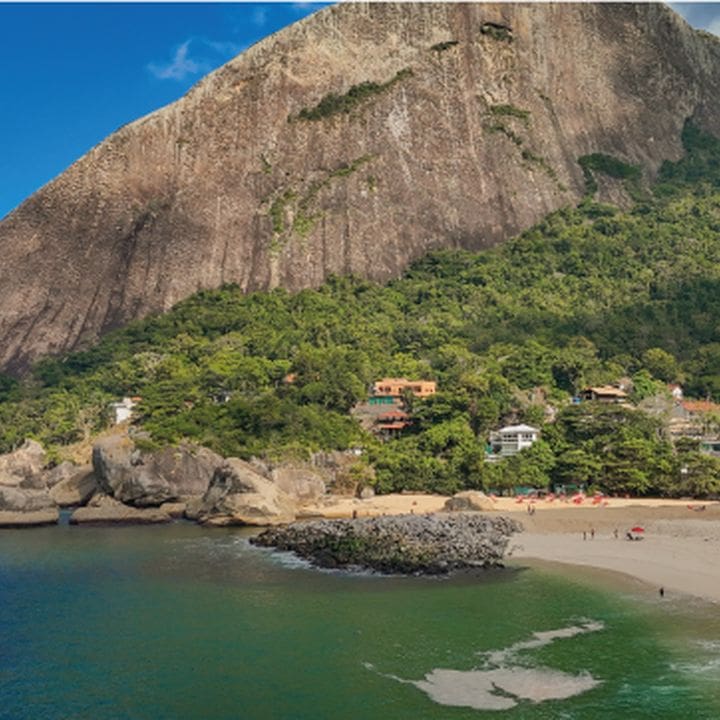 Pedra do Elefante Darwin em Maricá, com vista para a praia e mata nativa.