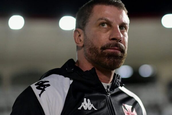 Pedrinho, presidente do Vasco, em imagem com jaqueta do clube.