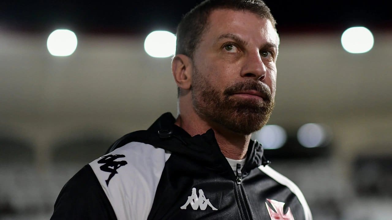 Pedrinho, presidente do Vasco, em imagem com jaqueta do clube.