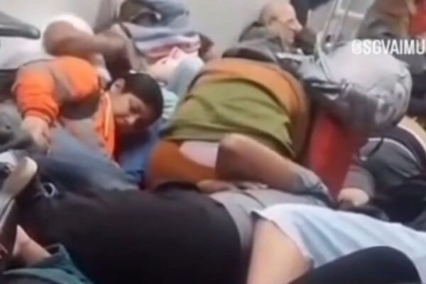 Pessoas aglomeradas em estação de BRT durante tiroteio no Rio de Janeiro.