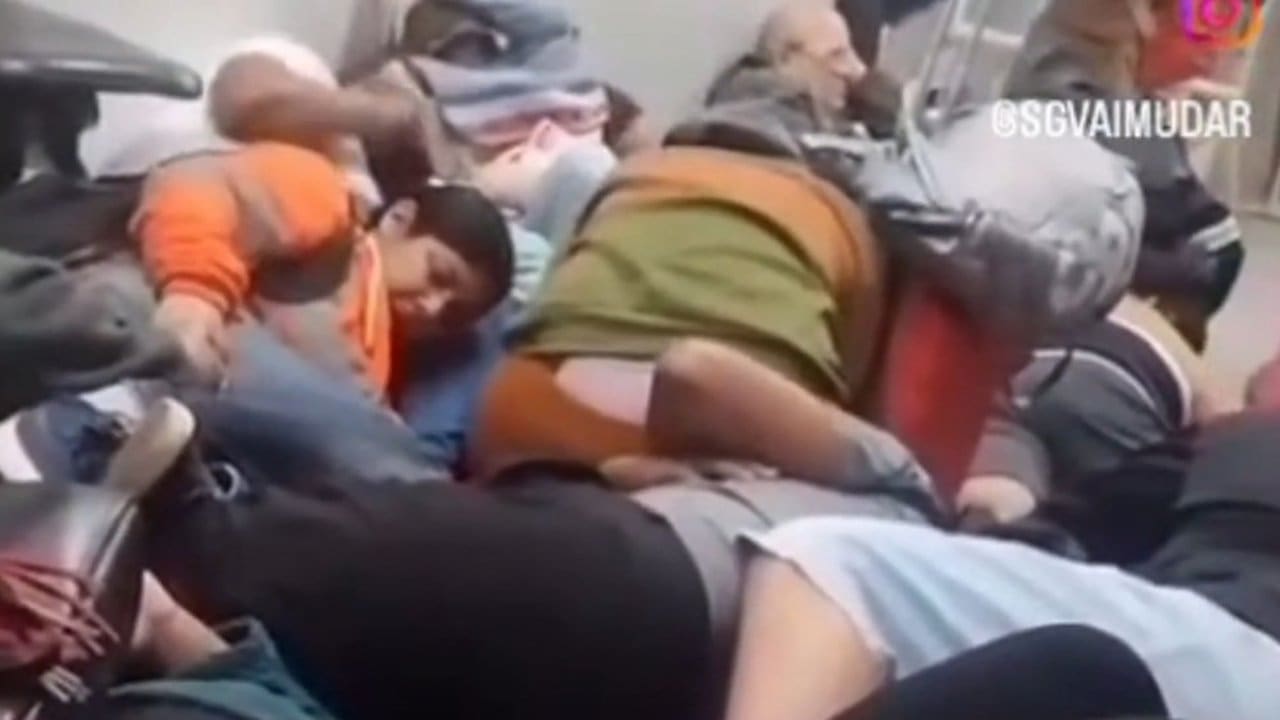 Pessoas aglomeradas em estação de BRT durante tiroteio no Rio de Janeiro.