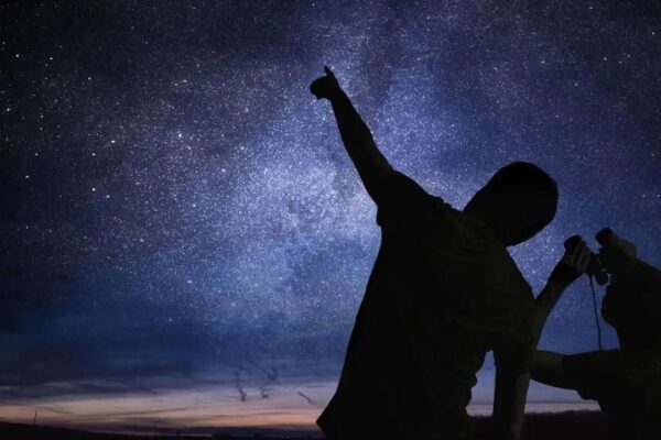 Pessoas observando estrelas à noite