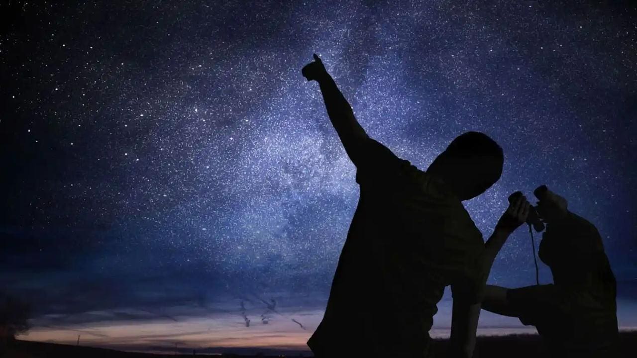 Pessoas observando estrelas à noite