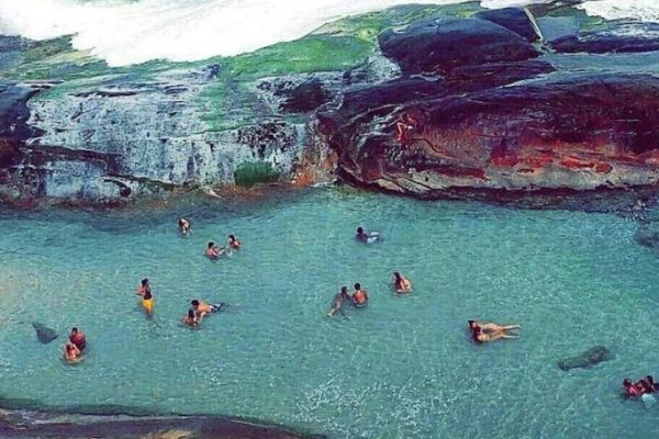 Piscina natural da Praia do Secreto no Rio de Janeiro, com pessoas nadando.