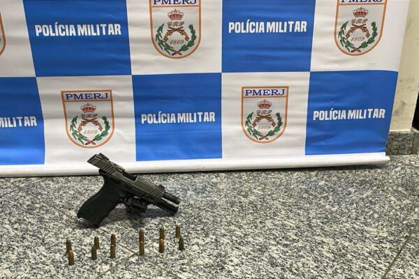 Pistola e munições apreendidas pela polícia em Nova Friburgo.