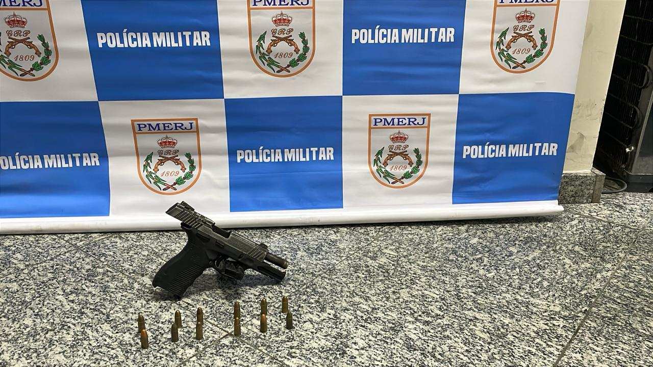 Pistola e munições apreendidas pela polícia em Nova Friburgo.