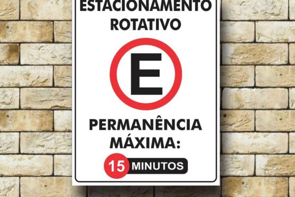 Placa de estacionamento rotativo em Nova Friburgo, com limite de 15 minutos.