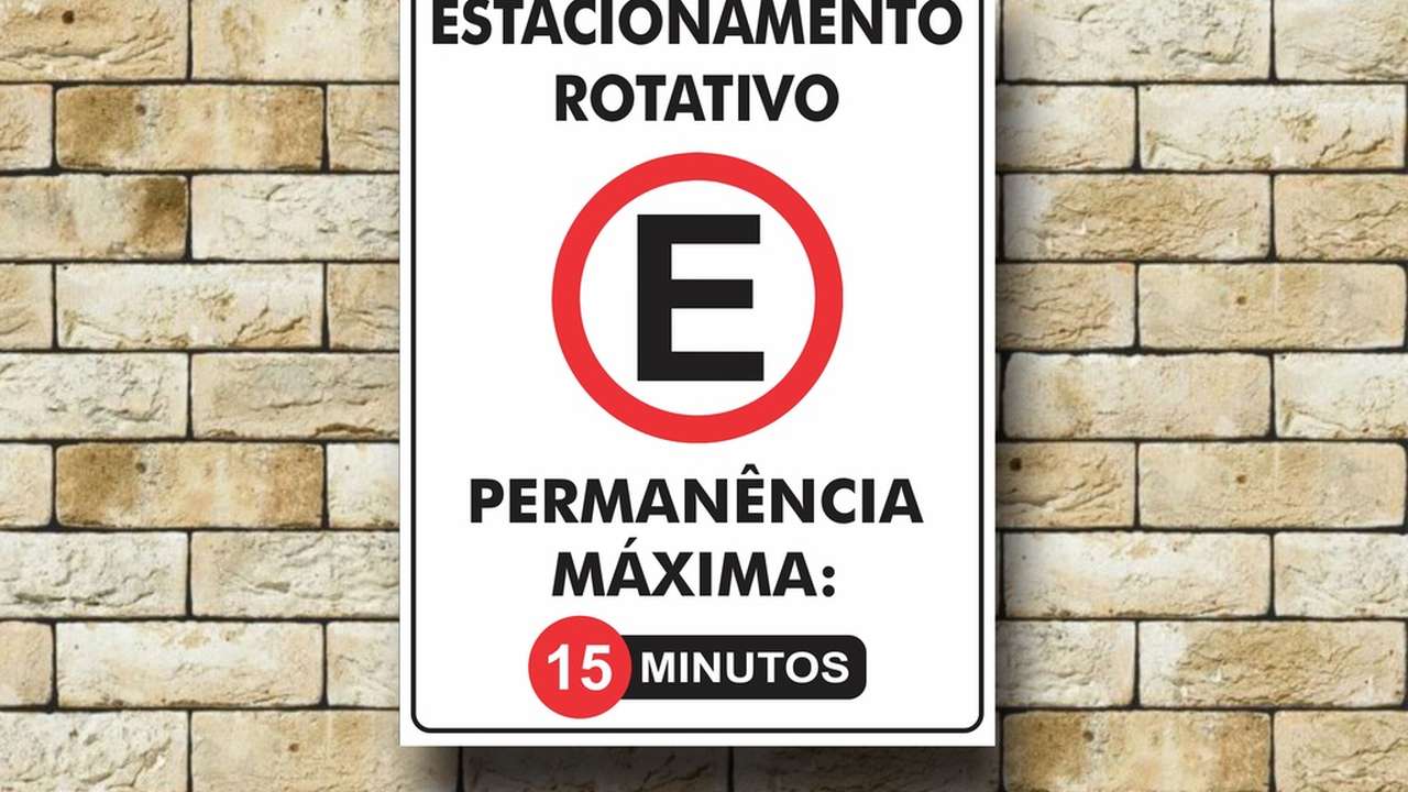 Placa de estacionamento rotativo em Nova Friburgo, com limite de 15 minutos.