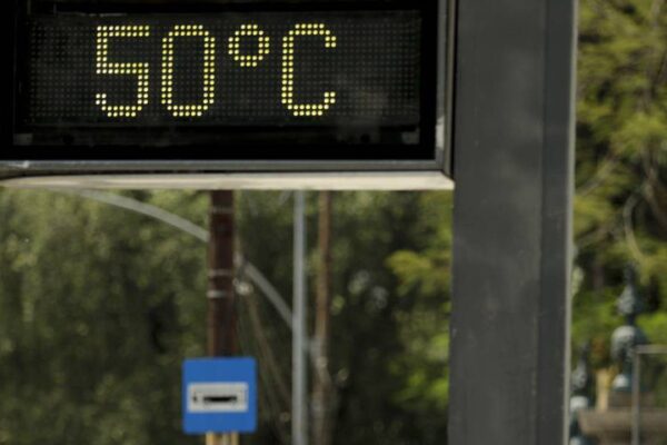 Placa digital mostrando 50°C, indicando alta temperatura no Rio de Janeiro.
