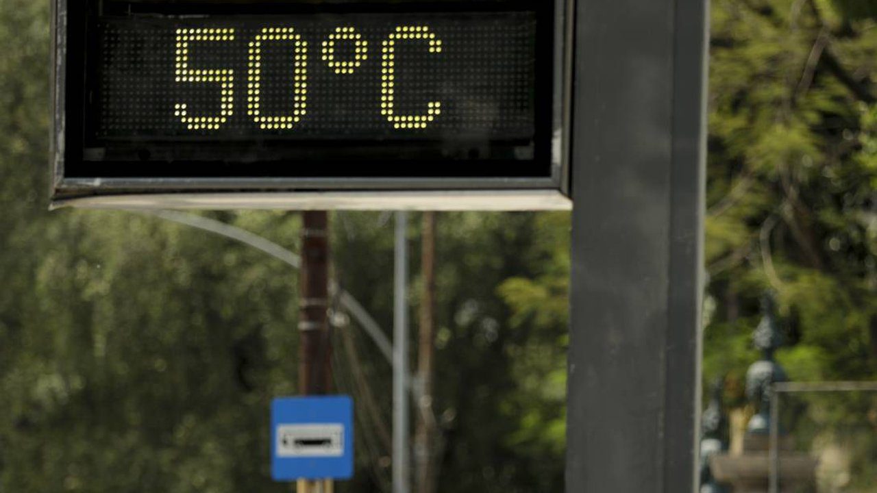 Placa digital mostrando 50°C, indicando alta temperatura no Rio de Janeiro.