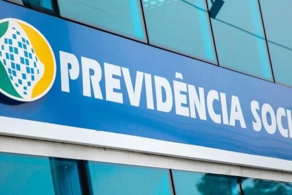 Placa do INSS (Previdência Social) em prédio.