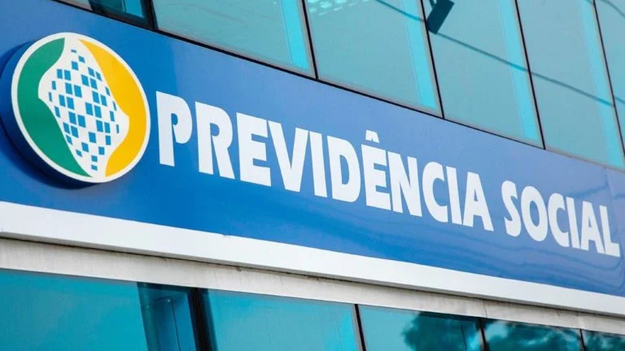 Placa do INSS (Previdência Social) em prédio.