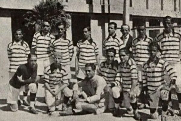 Plantel do Syrio e Libanez Athletic Club, time de futebol em foto de época.