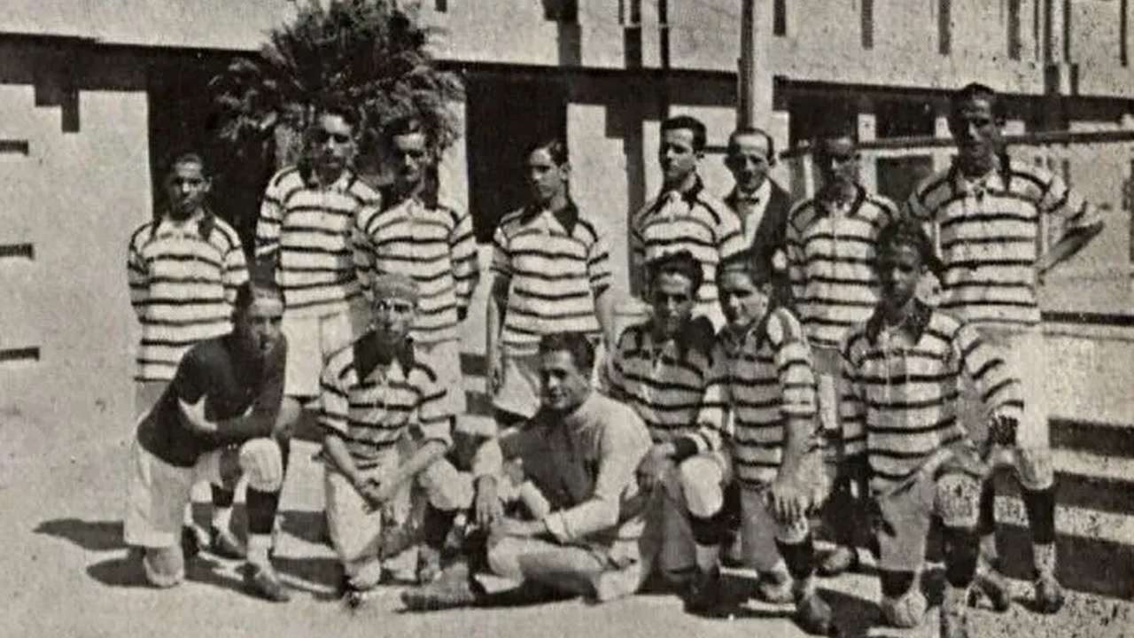 Plantel do Syrio e Libanez Athletic Club, time de futebol em foto de época.