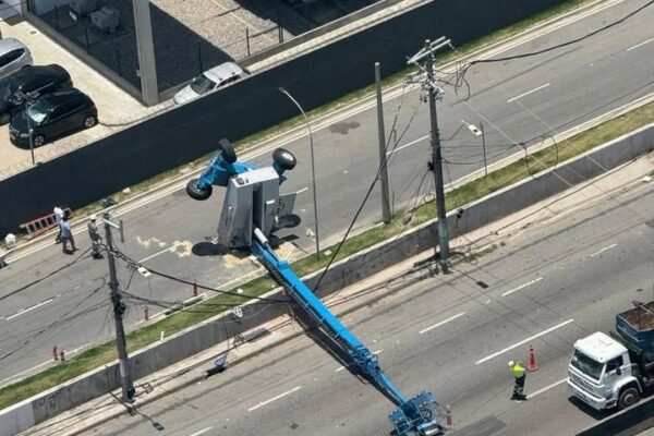 Plataforma elevatória tombada na Via Dutra, causando congestionamento em São João de Meriti.