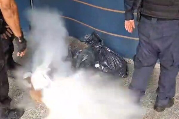Polícia em cena de explosão após apreensão de drogas.