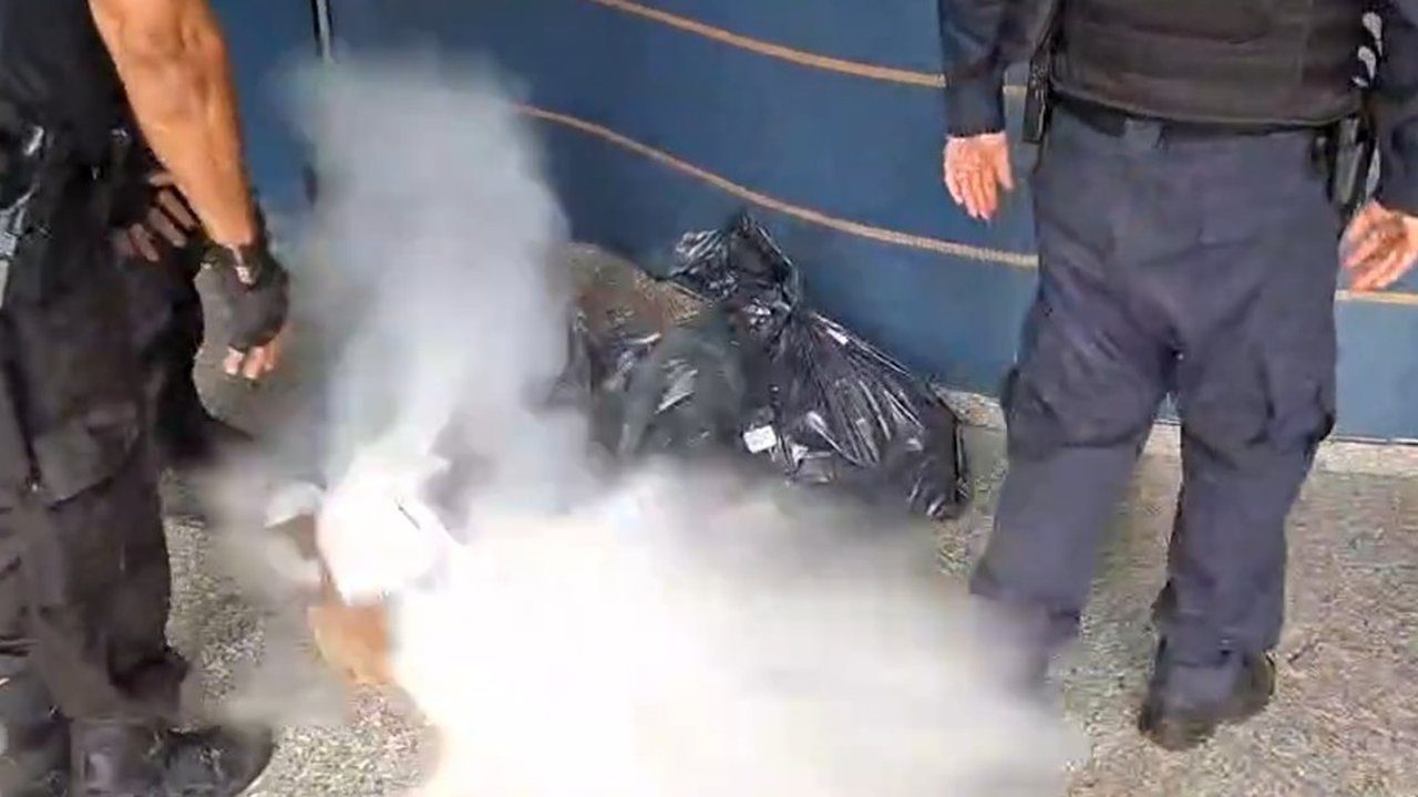 Polícia em cena de explosão após apreensão de drogas.