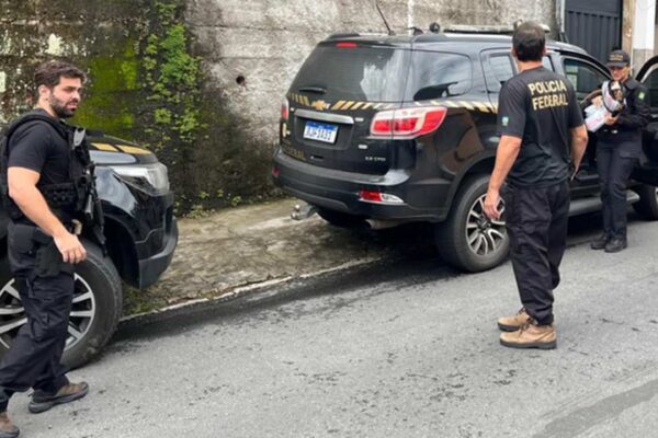 Polícia Federal realiza busca e apreensão em Nova Friburgo contra suspeito de discurso de ódio LGBTQIA+.