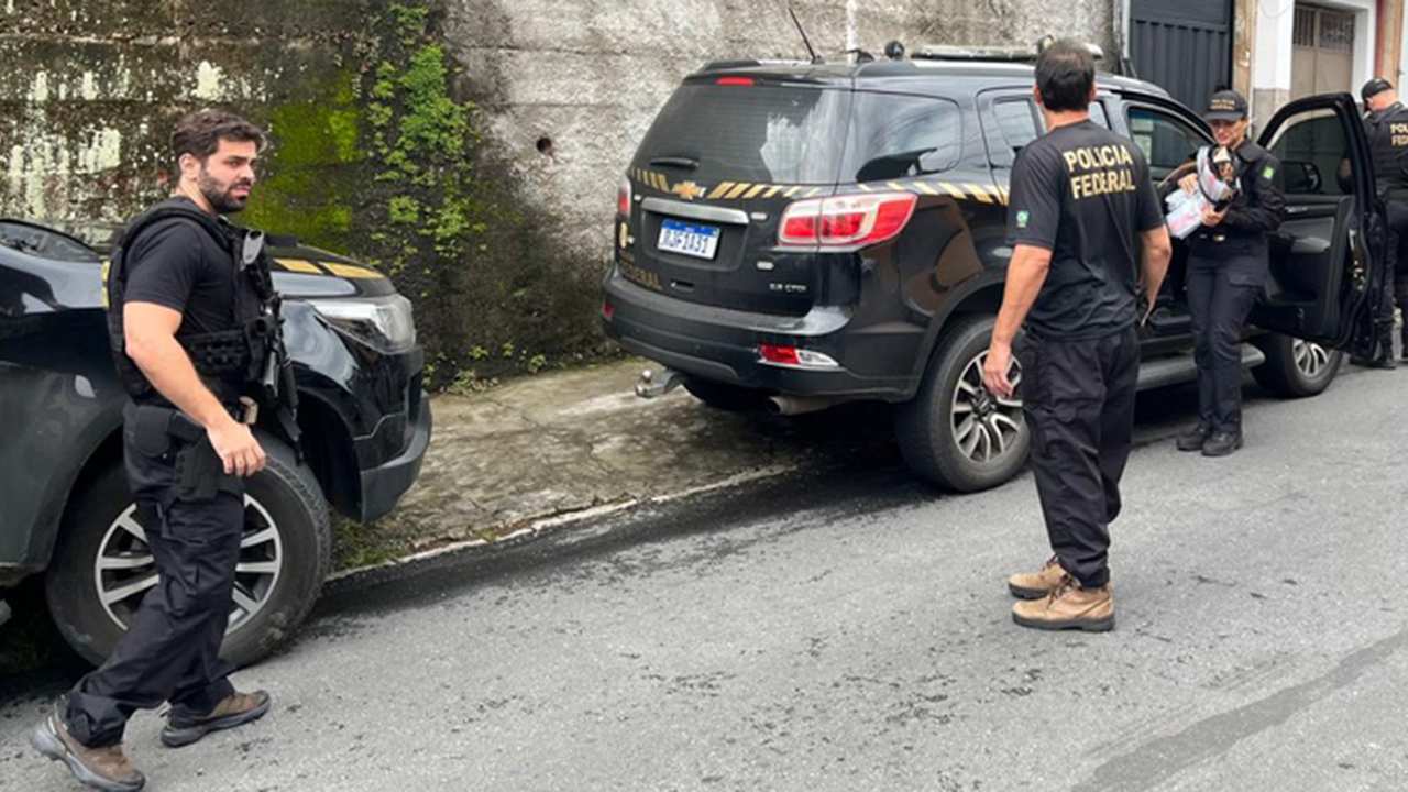 Polícia Federal realiza busca e apreensão em Nova Friburgo contra suspeito de discurso de ódio LGBTQIA+.