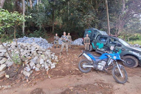 Polícia Militar em ação contra extração ilegal de pedras em Amparo, Nova Friburgo.