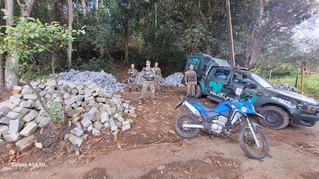 Polícia Militar em ação contra extração ilegal de pedras em Amparo, Nova Friburgo.
