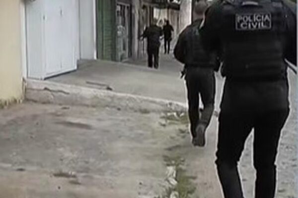 Policiais civis em ação durante cumprimento de mandados em Cabo Frio