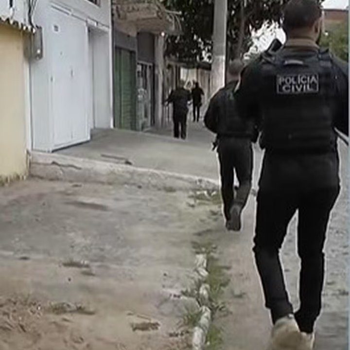 Policiais civis em ação durante cumprimento de mandados em Cabo Frio