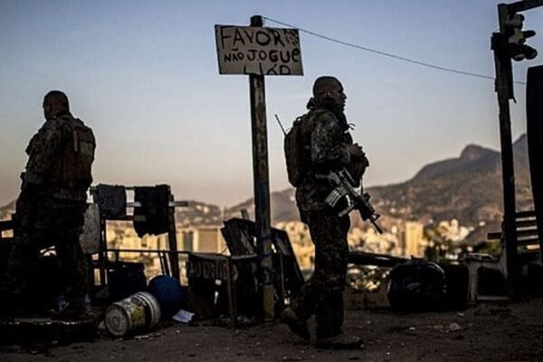 Policiais em operação em favela do Rio de Janeiro