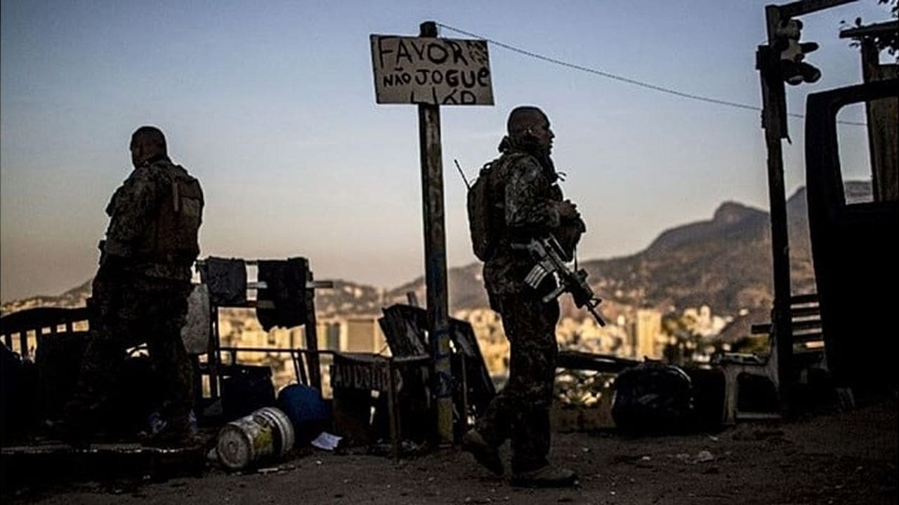 Policiais em operação em favela do Rio de Janeiro