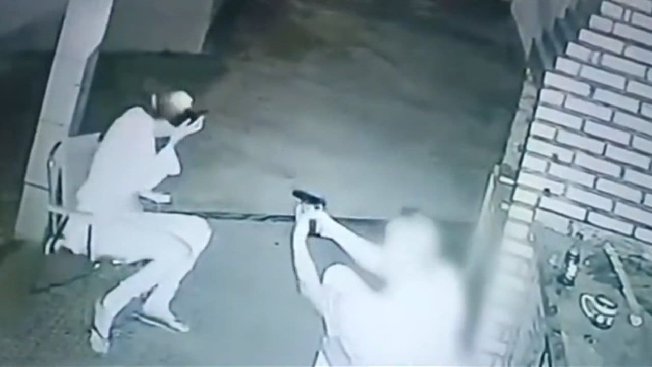 Policial atira em sua esposa, cena registrada por câmera de segurança.