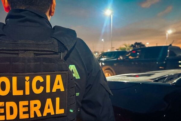 Policial Federal em ação durante investigação no Rio de Janeiro.