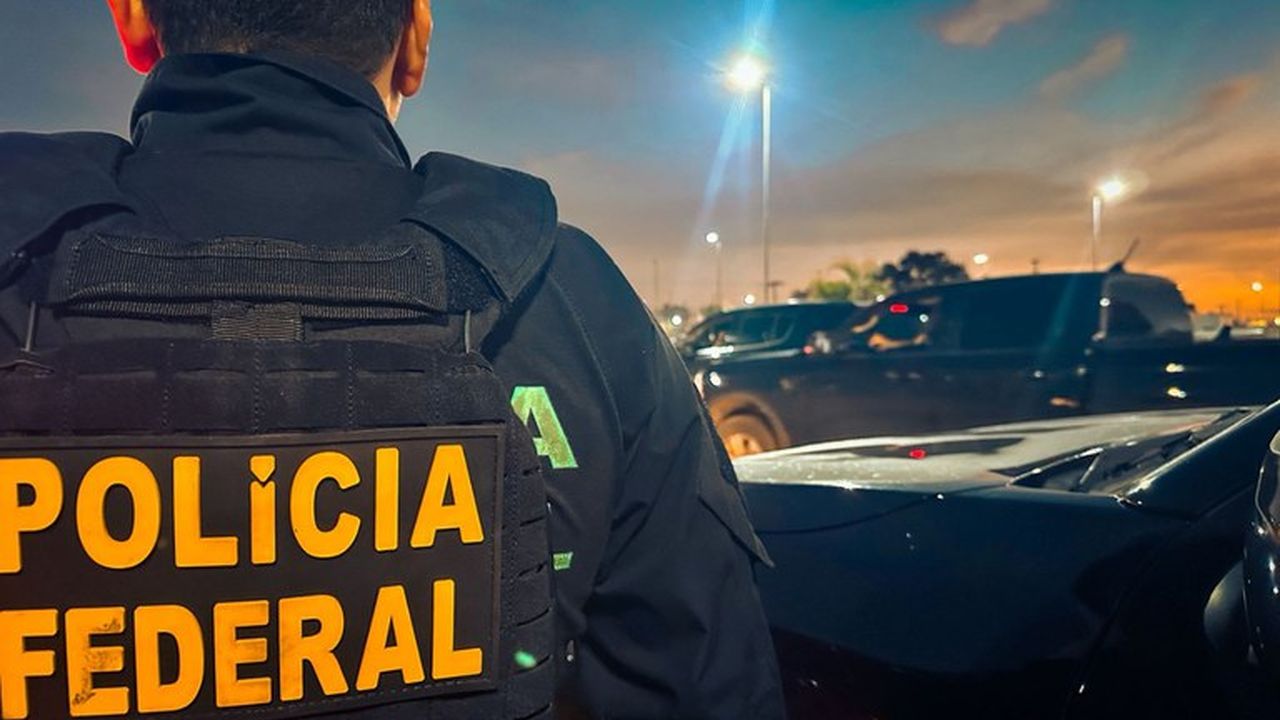 Policial Federal em ação durante investigação no Rio de Janeiro.