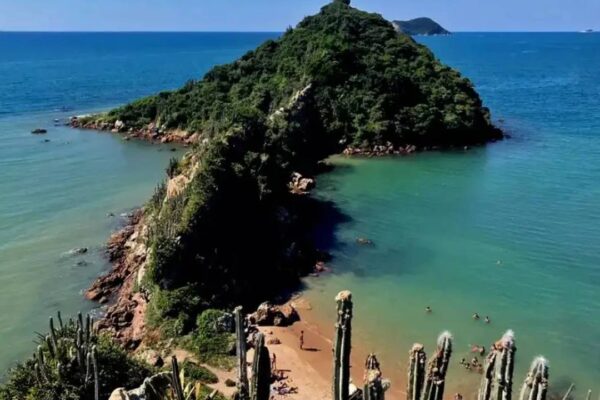 Ponta do Pai Vitório em Búzios, com vegetação exuberante e mar azul turquesa.