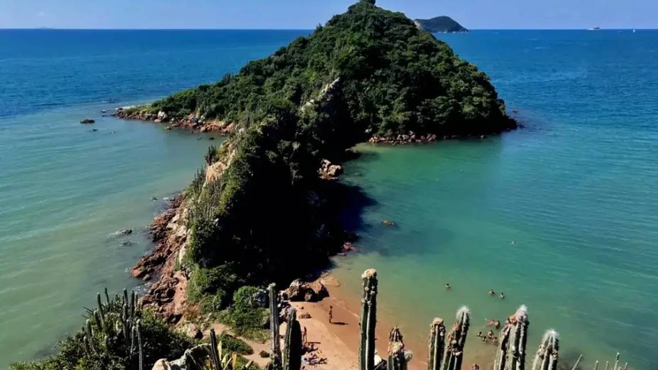Ponta do Pai Vitório em Búzios, com vegetação exuberante e mar azul turquesa.