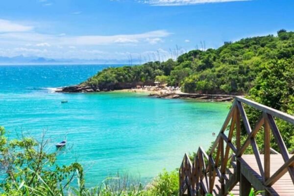 Praia Azeda e Azedinha em Búzios, Rio de Janeiro, com águas cristalinas e vegetação exuberante.