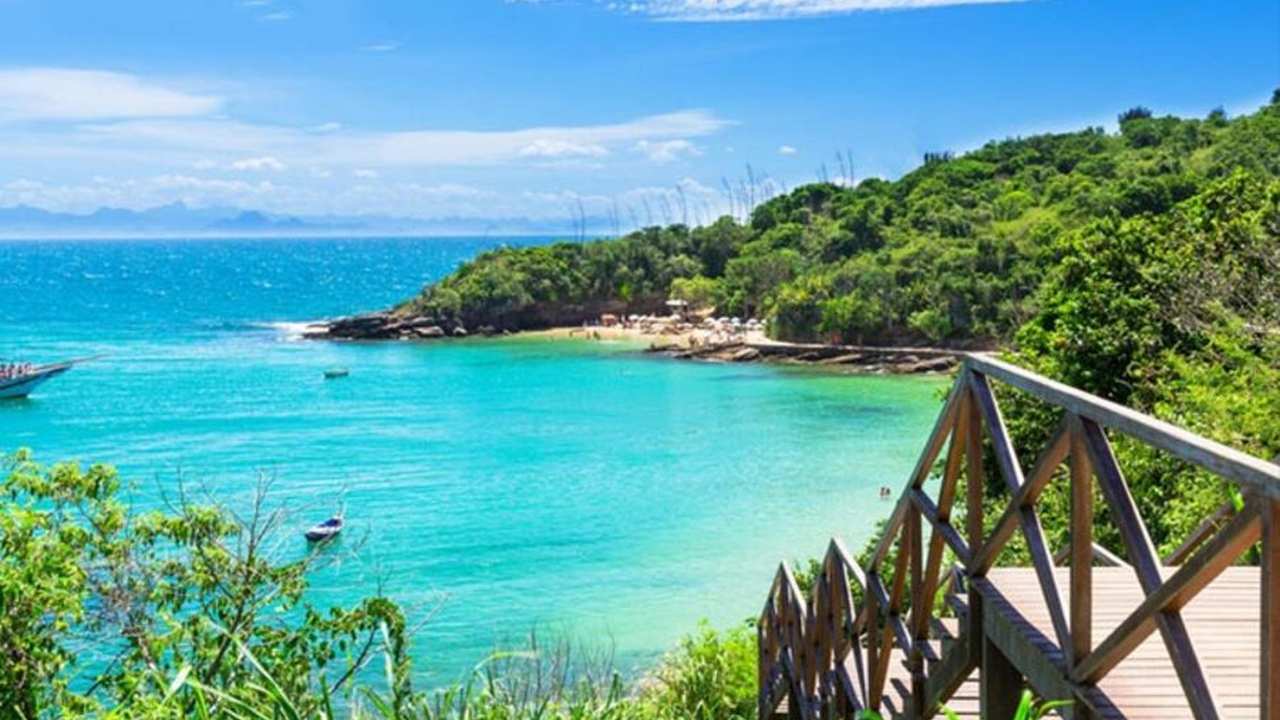Praia Azeda e Azedinha em Búzios, Rio de Janeiro, com águas cristalinas e vegetação exuberante.