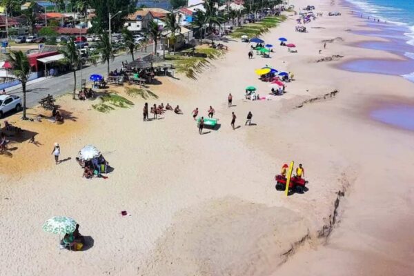 Praia de São Francisco em Quissamã com banhistas e salva-vidas.