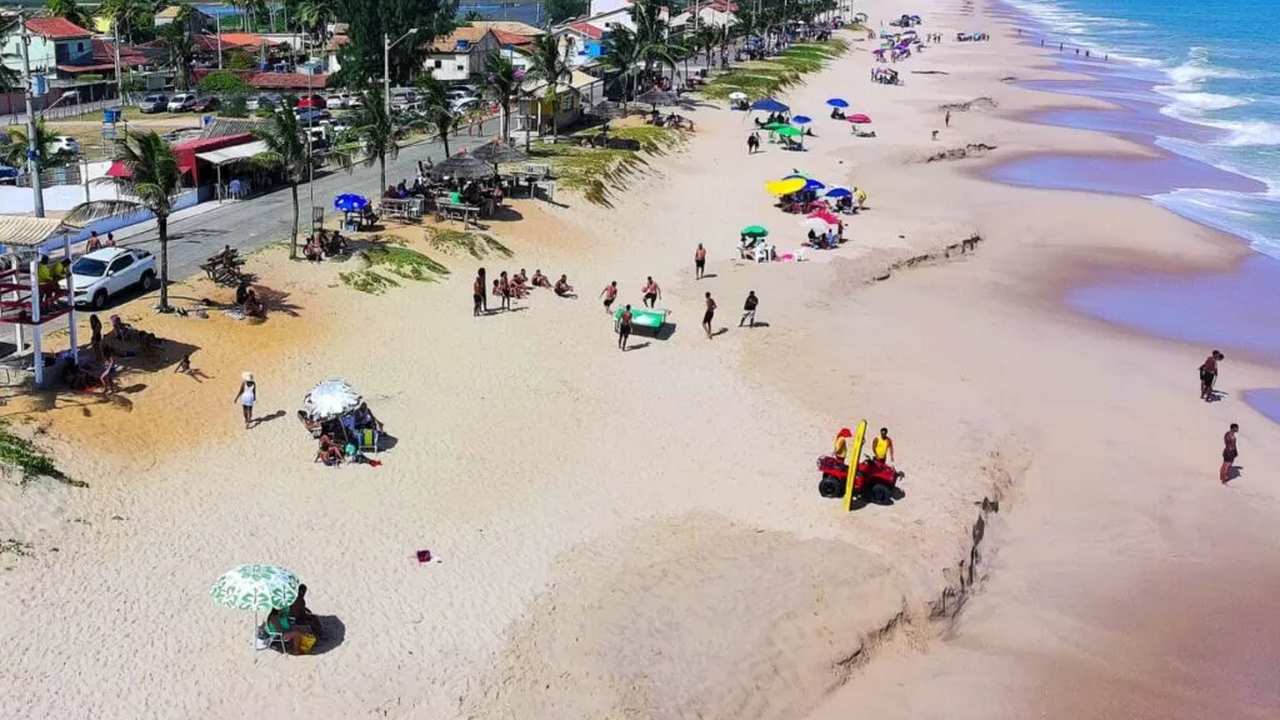Praia de São Francisco em Quissamã com banhistas e salva-vidas.