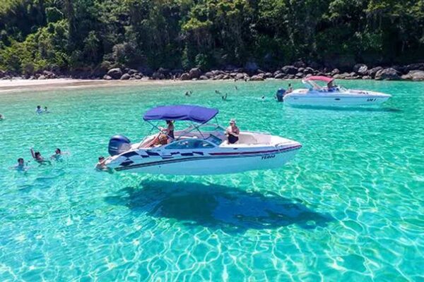 Praia do Dentista em Angra dos Reis: águas cristalinas e barcos ancorados.