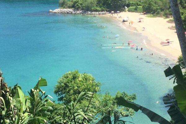Praia do Laboratório em Angra dos Reis, com águas claras e areia branca, vista de cima.